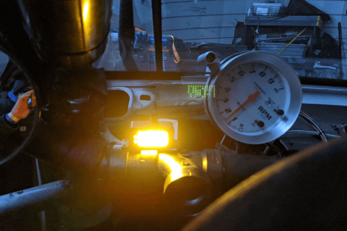 Sunlight-visible auto-dimming display